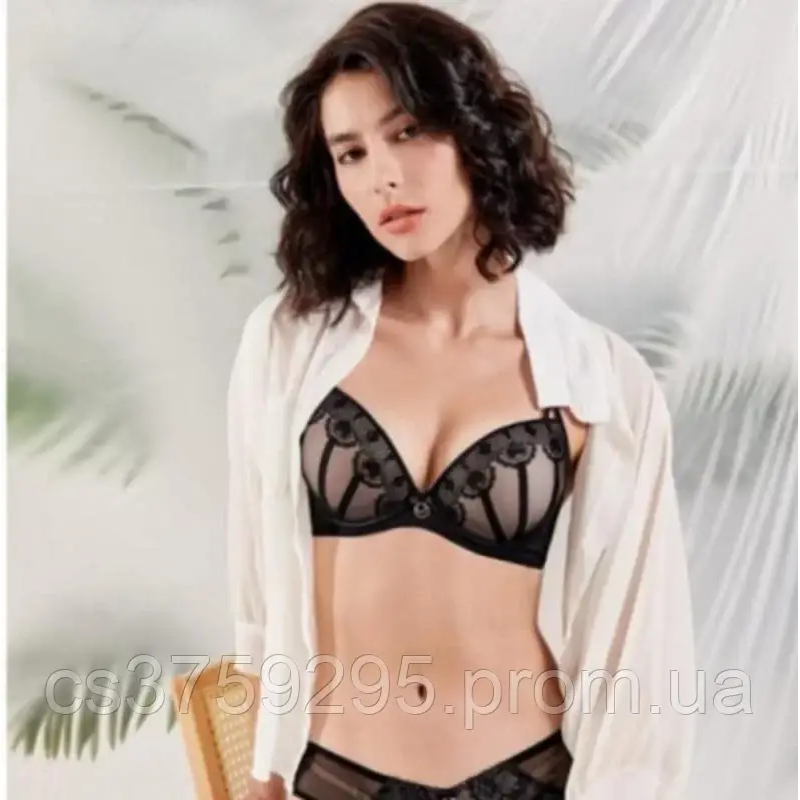 Бюстгалтер з мереживом на корректорі руки адама з кісточками 