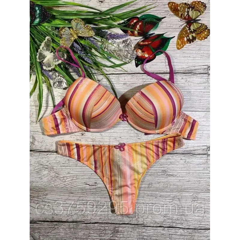 Комплект бюстгальтер та стринги  